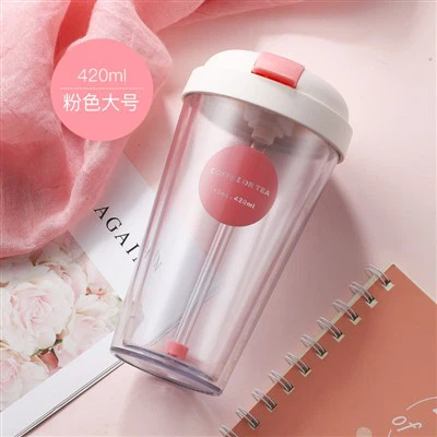 גביע סיפי מבודד עם קש